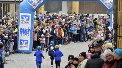 Archivbild: Hubert Ziegler
Beim Silvesterlauf werden auch im Start- und Zielbereich auf dem Amberger Marktplatz viele Zuschauer erwartet.