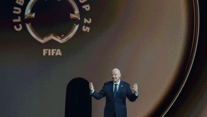 Bild: Rebecca Blackwell/AP/dpa
Club-WM: FIFA-Präsident Gianni Infantino spricht während der Auslosung für das Großevent.