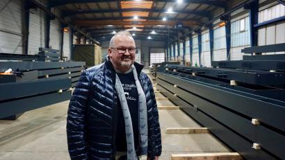 Bild: jut
Kämpferherz aus Stahl: Anton Forster steht in einer Halle seiner Weidener Stahlbaufirma. Die hat der Schirmitzer nach einer schmerzhaften Insolvenz wiederbelebt.