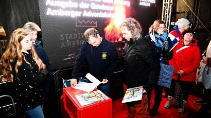 Bild: gf
Ordentlich tun hatten Andreas Herrmann, der Vorsitzende des Lions-Hilfswerks, sowie die Präsidiumsmitglieder des Lions-Club Amberg: Die Schlange derer, die ihre Preise aus der Adventskalender-Aktion abholen wollten, war lang.