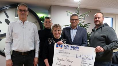 Bild: Klinikum/Uschold
Bei der Spendenübergabe (von links): Herbert Kremser, Andreas Reindl, Annika Wawersig, Dr. Harald Hollnberger und Marco Haneder.