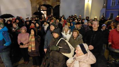 Bild: Kunz
Weiden singt Weihnachtslieder. Ein weiterer Block an Sängerinnen und Sänger stand entlang des Stadtmuseums.