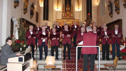 Bild: heb
Auch heuer beeindruckte der Männergesangverein 1886 Tirschenreuth mit einem festlichen Weihnachtskonzert in der Stadtpfarrkirche. Kirchenorganist Florian Löw (links) unterstützte die Sänger dabei an der Orgel.
