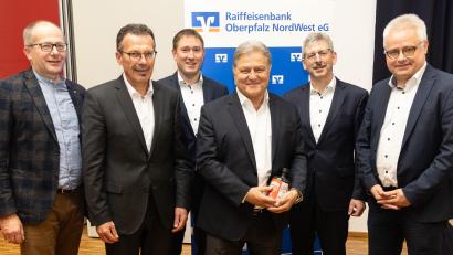 Bild: mez
Markus Hörwig (Mitte) verriet bei einer Veranstaltung der Raiffeisenbank, was Führungskräfte vom FC Bayern München lernen können.