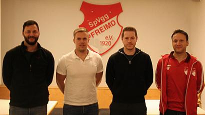 Bild: Baumann
Mike Hartlich (Zweiter von links) und Dennis Lobinger (Zweiter von rechts) sind ab der kommenden Saison die beiden Trainer der SpVgg Pfreimd. die sportlichen Leiter Michael Prey (links) und Florian Wilhelm stellten das neue Duo vor.