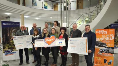 Bild: Volksbank Raiffeisenbank/Anita Gschwendt/exb
Kurz vor Weihnachten gab es in der Geschäftsstelle Waldsassen der Volksbank Raiffeisenbank Nordoberpfalz Geldpräsente für Vereine und Organisationen. Von links (vordere Reihe) Alfred Koch, Brigitte Nickl, Katja Bloßfeldt, Manuela Stier, Manuela Gatter, Markus Scharnagl und Thorsten Meier. Hintere Reihe (von links) Andreas Rosner, Corinna Männer und Imke Steinert.