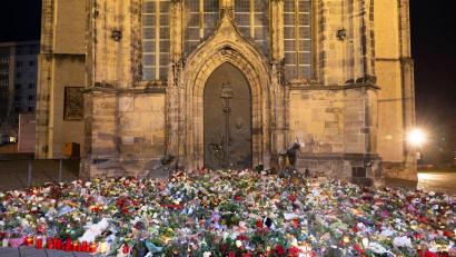 Symbolbild: Sebastian Kahnert/dpa
Zahlreiche Kerzen, Blumen und Kränze vor dem Eingang der Johanniskirche in Magdeburg. Zum Gedenken an die Opfer des Anschlags vom Freitag hat Axel Grünert aus Mitterteich eine Gedenkveranstaltung organisiert - am Montag, 23. Dezember, um 19 Uhr vorm Alten Rathaus.