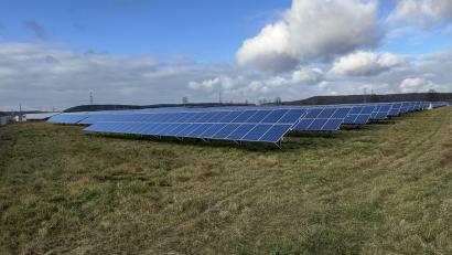 Bild: mgo
Der zwischen Rothenstadt und Etzenricht gelegene „Sonnenpark“ soll erheblich erweitert werden. Zwei zusätzlich geplante Batterie-Speicher stoßen auf Bedenken des Etzenrichter Gemeinderats, vor allem wegen des Lärmschutzes.