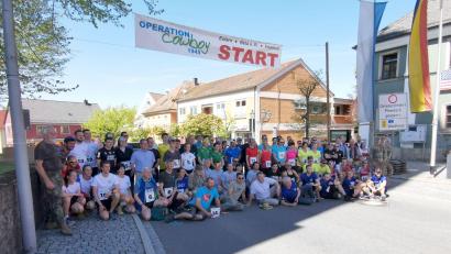 Bild: gz
Die Läufer und Organisatoren stellten sich vor dem Start zu einem Erinnerungsfoto auf.