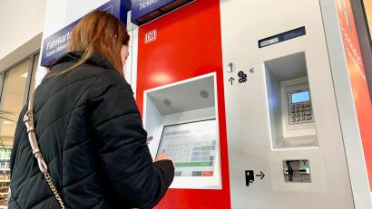 Archivbild: Gabi Schönberger
Der Landkreis Neustadt/WN wird ab dem 1. Januar 2026 Teil des Verkehrsbunds Großraum Nürnberg, kurz VGN, sein. Das Kaufen von Fahrkarten dürften dann einfacher werden.