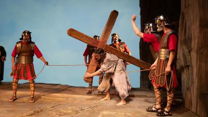 Bild: olr
Es bleibt bei sechs Aufführungen der Passion Kemnath 2025. Als Jesus braucht Roland Krauß (Aufnahme stammt von einer der diesjährigen Proben) das Kreuz bei keinem Zusatztermin zu tragen.