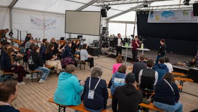 Bild: Benedikt Gradl/ELKB
Beim Bonhoeffer-Jugendtreffen in Flossenbürg stellten sich Anna-Nicole Heinrich, Präses der Synode der Evangelischen Kirche in Deutschland und Christian Kopp, Landesbischof der Evangelisch-Lutherischen Kirche in Bayern den Fragen der Teilnehmenden.