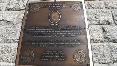 Bild: Gabi Schönberger
Diese Tafel weist Flossenbürg als für die amerikanische Geschichte besonders wichtigen Ort aus ausdrücklich mit dem Verweis auf Dietrich Bonhoeffer.