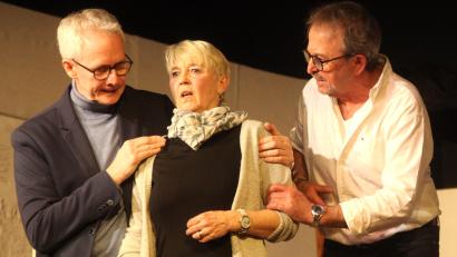 Bild: Hirsch
Bernhard (Peter Maier, links) und Robert (Manfred Bruckner, rechts) beruhigen Haushälterin Berta (Tine Fiala, Mitte), die entsetzt ist über die Unmoral im Haus.