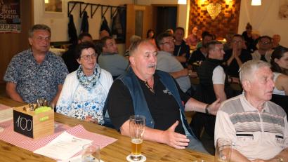 Bild: Hirsch
Michael Winter (Zweiter von rechts) wolllte bei der Bürgerversammlung wissen, wer für die Straßenschäden im Stullner Ortsteil Brensdorf aufkommt.