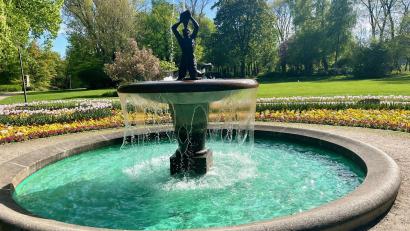 Bild: Gabi Schönberger
Der Triton-Brunnen schäumte am Wochenende über. Dank des Einsatzes der Bauhof-Mitarbeiter war er aber schnell gereinigt.