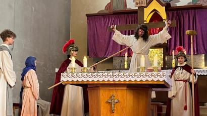 Bild: Christine Klöble/exb
Ein ergreifendes Passionsspiel zeigten die Friedenfelser Ministranten. Hier die Szene Jesus am Kreuz (dargestellt von Philipp Rohrer).