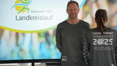 Bild: Laura Kohl, Landratsamt Schwandorf/exb
Christian Meyer präsentiert das diesjährige Landkreislauf-Shirt.