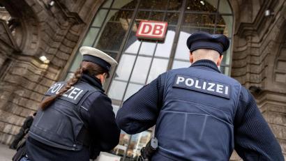Bild: Daniel Karmann/dpa
Die Bundespolizei will das Verbot zum Mitführen gefährlicher Gegenstände streng kontrollieren. (Archivbild)