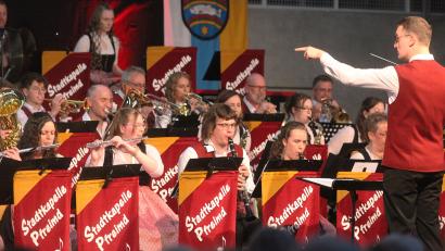 Bild: Hirsch
Unter dem Titel „Chart-Show“ präsentierte die Stadtkapelle Pfreimd unter der Leitung von Dominik Pflaum (rechts) eine Serenade mit traditioneller Blasmusik, Evergreens, Filmmusik und Titelmelodien aus dem Fernsehen.