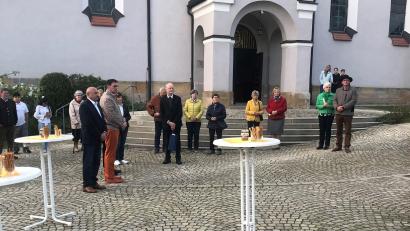 Bild: Maria Koller/exb
Zu seinem 85. Geburtstag kamen viele Menschen aus der Gemeinde, um das Leben von Ruhestandspfarrer Eduard Feichtmeier (Mitte mit Tüte in der Hand) zu feiern.
