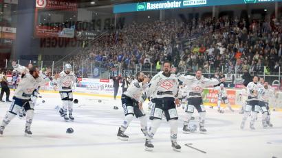 Bild: Kim Enderle
Unbeschreiblicher Jubel herrschte bei den Spielern der Dresdner Eislöwen unmittelbar nach dem entscheidenden Siegtreffer bei den Ravensburg Towerstars.