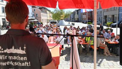 Bild: gf
Gewerkschaftssekretär Daniel Schicker forderte bei der Maikundgebung des DGB-Ortskartells Hirschau-Schnaittenbach mehr Rechte und Mitbestimmung für Arbeitnehmer.
