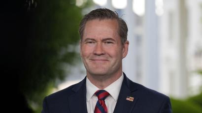 Bild: Alex Brandon/AP/dpa
Am Morgen noch für die Regierung im Fernsehen, am Nachmittag verkünden TV-Sender seinen Abschied: Die kurze Amtszeit von Mike Waltz im Weißen Haus scheint schon wieder zu Ende zu sein.