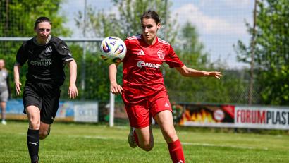 Bild: Löffler
Einen Pokalkampf auf Augenhöhe lieferten die Theuerner Fußballfrauen (rote Trikots) der SpVgg Greuther Fürth. Letztlich setzte sich der Favorit mit 3:1 durch.