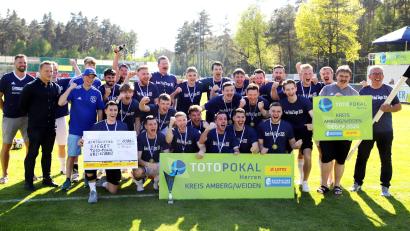 Bild: war
Der SV Etzenricht feiert den Toto-Pokal-Sieg im Kreis Amberg/Weiden.