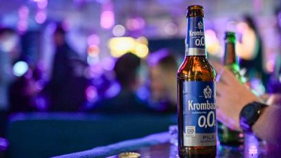Symbolbild: Jens Kalaene/dpa
Alkoholfreies Bier liegt ohnehin im Trend, Partys ohne Alkohol passen dazu.