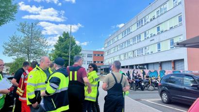 Bild: Gabi Schönberger
Gut zwei Stunden sind Rettungsdienste und Polizei am Gymnasium Eschenbach im Einsatz.