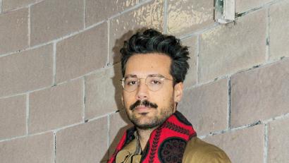 Bild: Mirko Lux/exb
Turmstipendiat Ozan Zakariya Keskinkılıç stellt sich im Rahmen einer Lesung dem Oberpfälzer Publikum vor.