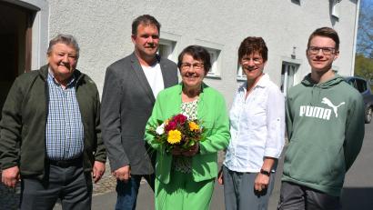 Bild: jr
Sigrid Knopf feierte ihren 80. Geburtstag. Dazu gratulierten unter anderem (von links) Wolfgang Bruischütz vom Fleischer- und Gehilfenverein Tirschenreuth und Bürgermeister Stephan Schübel sowie Tochter Helga und Enkel Tim.