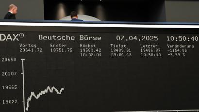 Archivbild: Arne Dedert/dpa
Nach dem massivem Einbruch der Aktienkurse (wie hier an der Börse in Frankfurt) zeigt sich nun Erholung auf den Märkten. Robert Beer analysiert die Lage.
