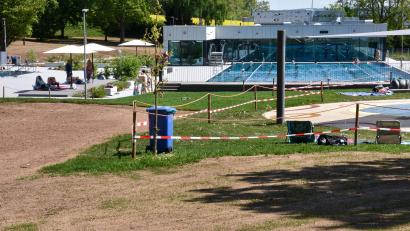 Bild: Stephan Huber
Seit 1. Mai hat das Waldbad wieder geöffnet. Teile der Liegewiese wurden neu angesägt. Der Samen muss erst aufgehen und darf deshalb noch nicht betreten werden.