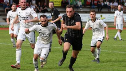 Archivbild: Dieter Jäschke
Auch auf die Treffsicherheit von Goalgetter Sandro Hösl (schwarzes Trikot) wird es ankommen, ob der TSV Erbendorf Tabellenplatz zwei in der Kreisliga Nord in den letzten beiden Saisonspielen verteidigen kann.