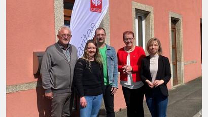 Bild: fz
Bürgermeister Rudolf Schopper (links) freut sich, dass Michaela Treml und zweite Bürgermeisterin Maria Sauer (von rechts) das Hilfsangebot organisiert haben. Tamara Bauer und Andreas Wagmüller von der Caritas unterstützen das Vorhaben.