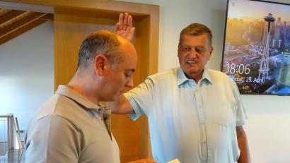 Bild: Houschka
Der dienstälteste Fensterbacher Gemeinderat Franz Ziegelmeier (rechts) amtiert ab sofort als weiterer Stellvertreter des im Krankenstand befindlichen Bürgermeisters Christian Ziegler. Florian Adam (links), der seit Monaten die Amtsgeschäfte zu leiten hat, nimmt ihm den Eid ab.