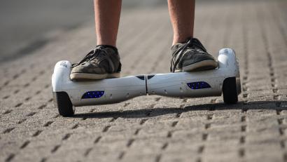 Bild: Symbolbild Andreas Arnold/dpa 
Ein Hoverboard. Weil sie mit einem umgebauten Exemplar unterwegs war, hat eine Neunjährige in Rieden jetzt Probleme mit der Polizei bekommen.