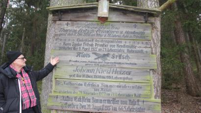Bild: kro
Werner Fritsch vor den Totenbrettern seiner Familie am alten Kirchstieg.