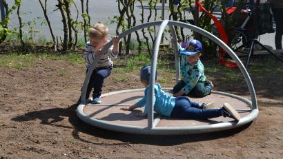 Bild: Arnold Koch [ak] (arnoldkoch@cook-online.de)
In Frankenberg gibt es einen neuen Kinderspielplatz. Die Geräte haben die Feuertaufe schon mal überstanden.