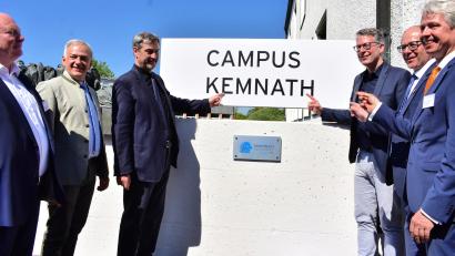 Bild: lue
Aus der ehemaligen Realschule wird das 18. Technologietransferzentrum in Bayern. Am Freitag enthüllten der bayerische Ministerpräsident Markus Söder (Dritter von links) und Staatsminister für Wissenschaft und Kunst Markus Blume (Dritter von rechts) das neue Schild vom Campus Kemnath.