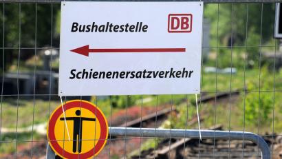 Symbolbild: Carsten Rehder dpa/lno
Längere Fahrzeiten, geänderte Abfahrtszeiten oder auch Teilausfälle warten auf der Bahnstrecke zwischen Amberg und Nürnberg auf die Reisenden.
