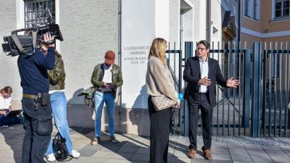 Bild: Stephan Huber
Vor dem Zugang zum Schwurgerichtssaal hatten sich zahlreiche Pressevertreter versammelt.