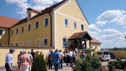 Bild: mab
Lange Menschenschlangen vor der Klosterpforte zeugen vom Interesse am Klosterleben.