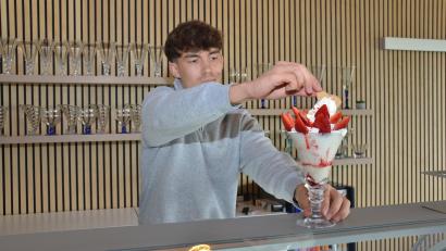 Bild: dob
Der erst 18-jährige Andrei Pap eröffnet sein "Eiscafe da Andrei". Sein Papa, der das Restaurant "Da Roberto" gleich nebenan führt, hatte die Idee dazu.