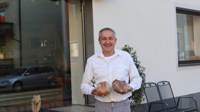 Bild: mrr
Bäckermeister Georg Grosser präsentiert stolz zwei Kapellenbrotlaibe für den guten Zweck zur Schloßbergkapellensanierung.