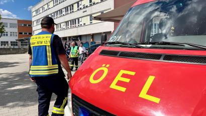 Bild: Gabi Schönberger
Einsatzkräfte in Eschenbach evakuieren das Gymnasium und suchen das Gelände ab.