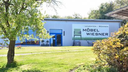 Bild: Petra Hartl
In Immenstetten (Gemeinde Freudenberg) im Landkreis Amberg-Sulzbach eröffneten die Wiesners vor 25 Jahren ihr Möbelgeschäft auf einem ehemaligen Bauernhof. Die Idee dahinter: Ein Möbelgeschäft auf nur einer Ebene – so wie beim Einkaufen in einem Supermarkt.